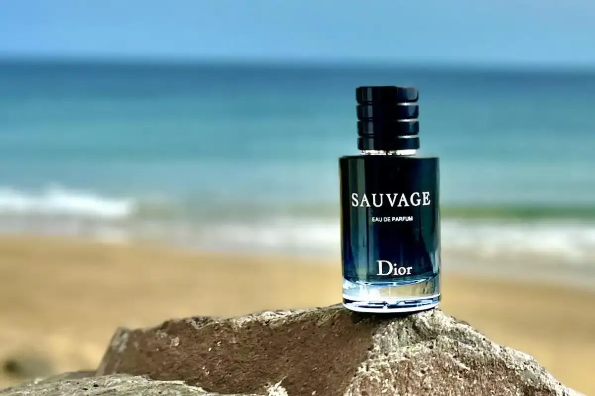 Chai nước hoa nam Dior Sauvage EDP màu đen chuyển sắc, mùi hương mạnh mẽ, hiện đại.