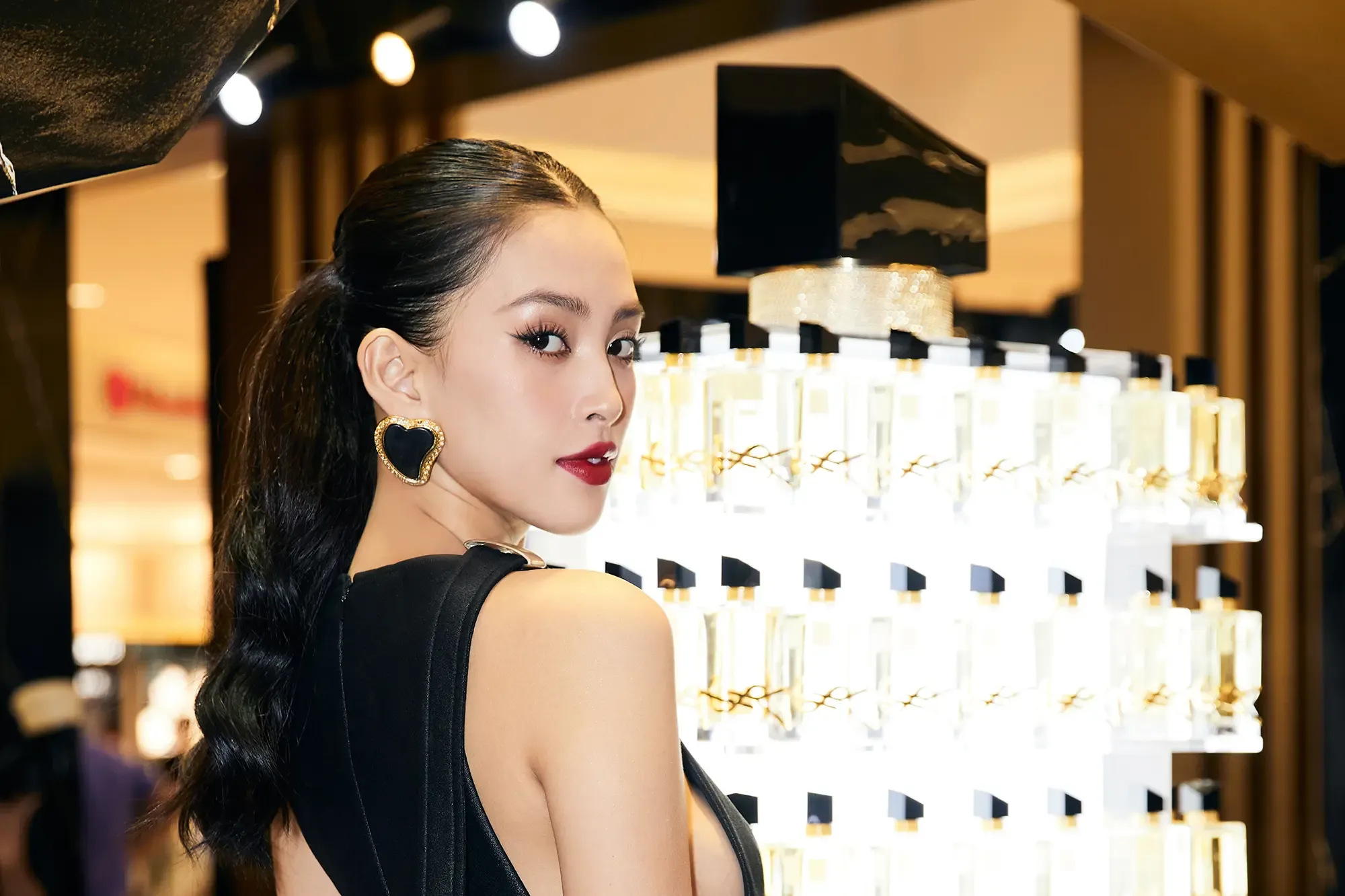 Chai nước hoa nam YSL Y EDP màu xanh dương, thiết kế chữ Y độc đáo, mùi hương trẻ trung, hiện đại.