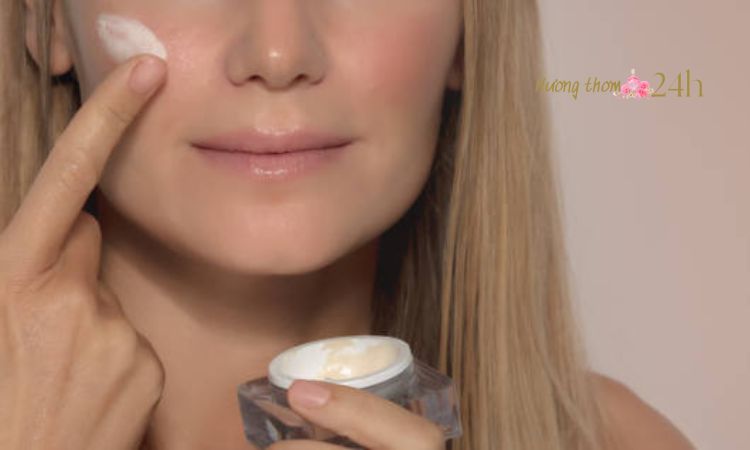 Dùng kem nền hoặc bb cream