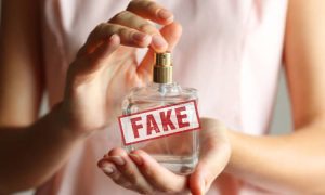 Nước hoa fake giữ mùi được bao lâu?